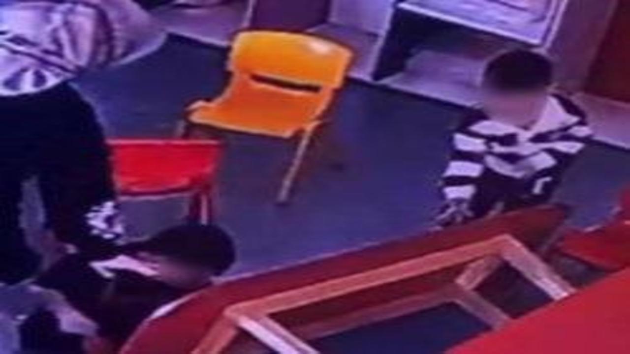 Sabitlenmeyen masa felaket getirdi: Küçük çocuğun parmakları masanın altında ezildi