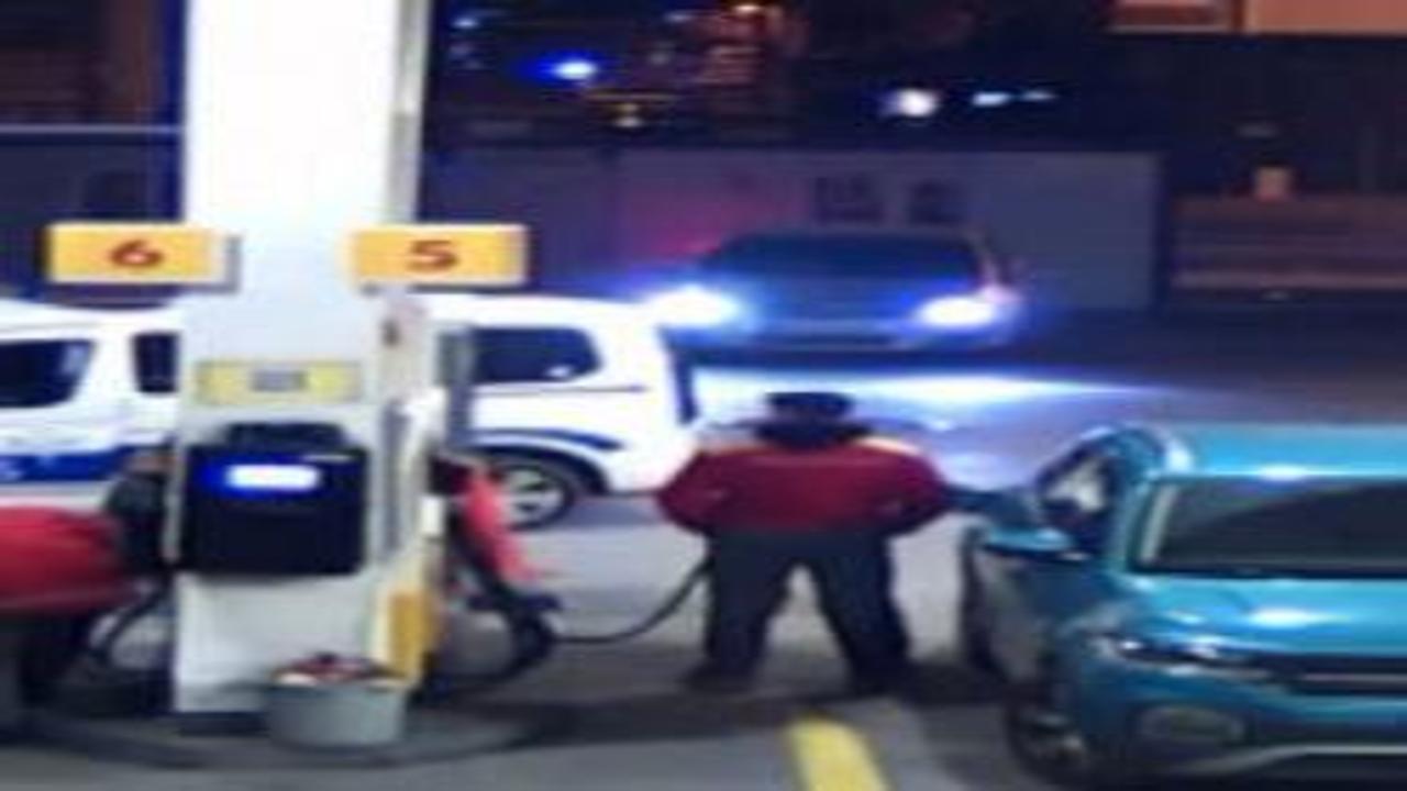 Çalıntı kamyonetle yakıt alırken polise yakalandı: Kaçarken pompayı kopardı