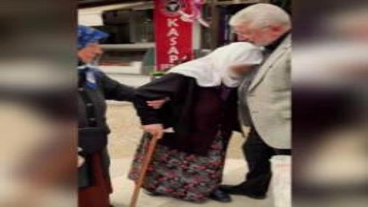 Başkan Aşgın'dan yürek ısıtan hareket: Yaşlı kadını makam aracıyla köyüne bıraktı