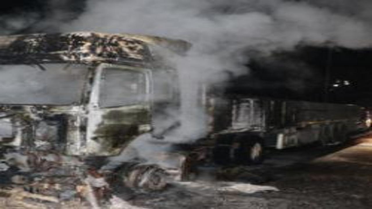 Eyüpsultan'da seyir halindeyken yanan tır kullanılamaz hale geldi