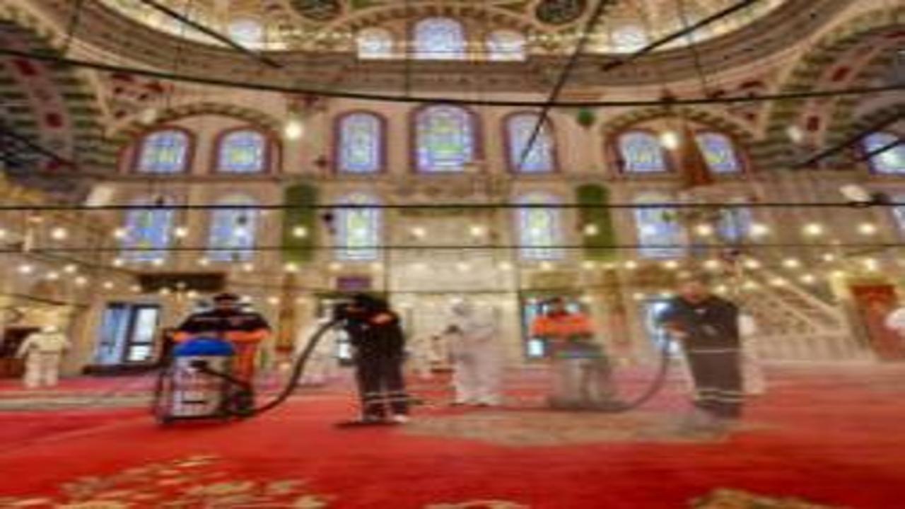 Fatih'teki camiler Ramazan öncesi gül suyuyla yıkandı