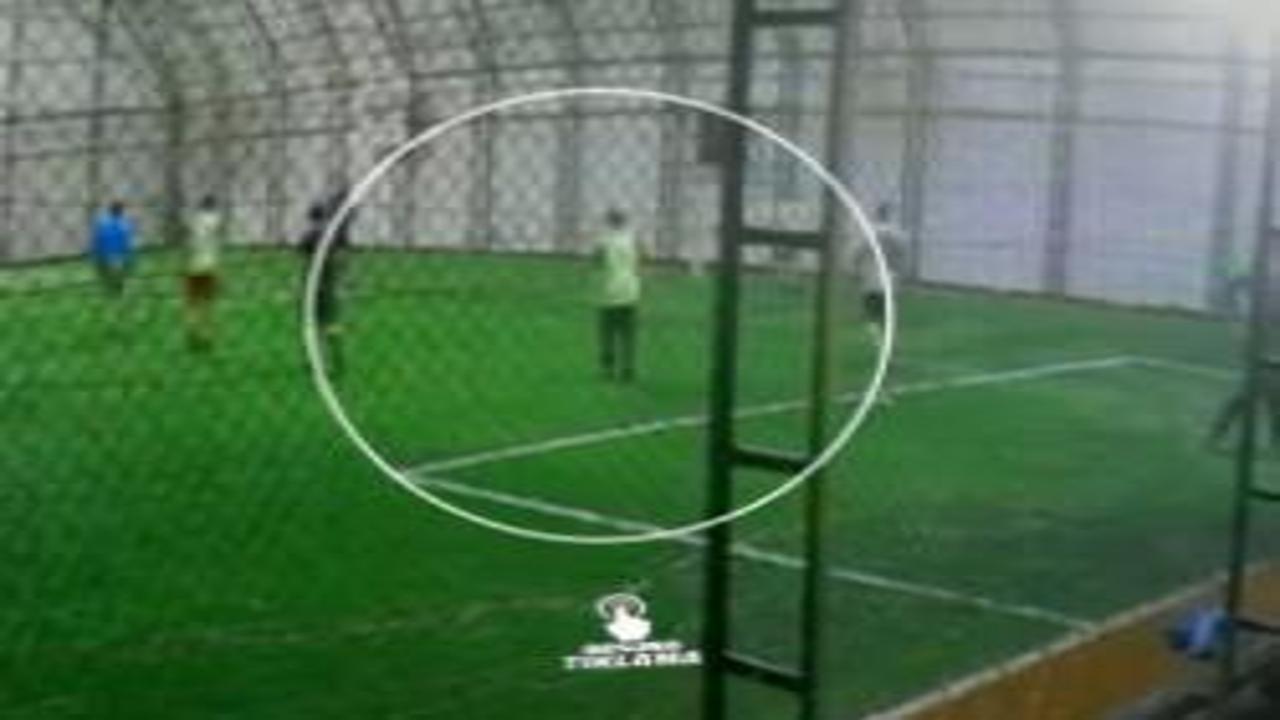 Halı sahada Matematik öğretmeni hayatını kaybetti