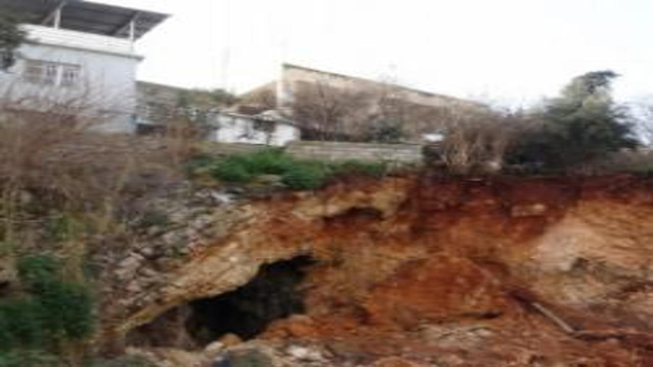 Hatay'da toprak kaydı, evlerin altındaki mağara gün yüzüne çıktı