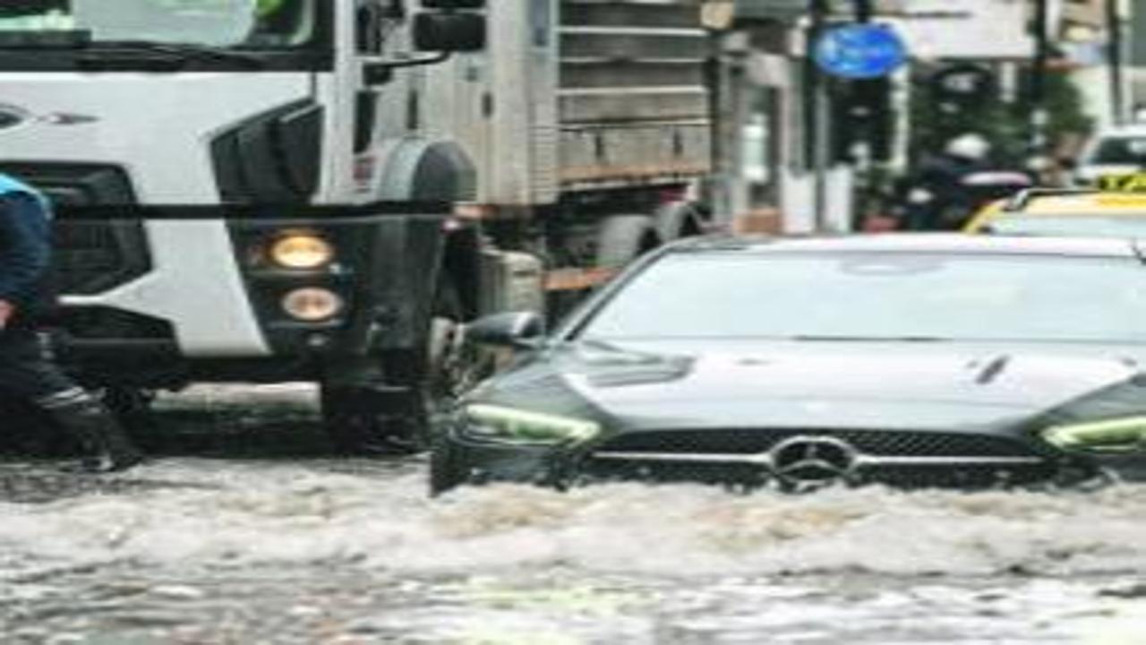 İzmir, Venedik oldu: Yağmur çileye dönüştü! Esnaf isyan etti