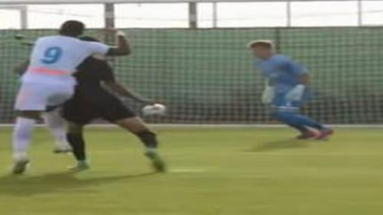 'Jhon Duran futbolu kafada bitirmiş': İlk maçında rakip stoperle güreşti