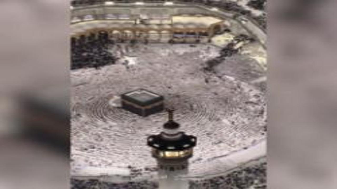 Kabe ve Aksa'da ilk teravih namazı kılındı!