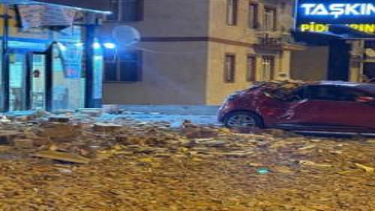 Kayseri’de şiddetli rüzgar binanın duvarını yıktı! Park halindeki bir araç zarar gördü