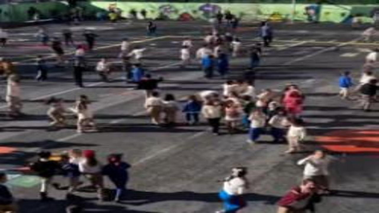 Öğrenciler hep birlikte Kabe'de hacılar ilahisini söyledikleri anlar viral oldu