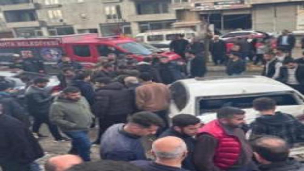 Otomobil park halindeki araçlara çarptı: 1’i ağır 3 yaralı