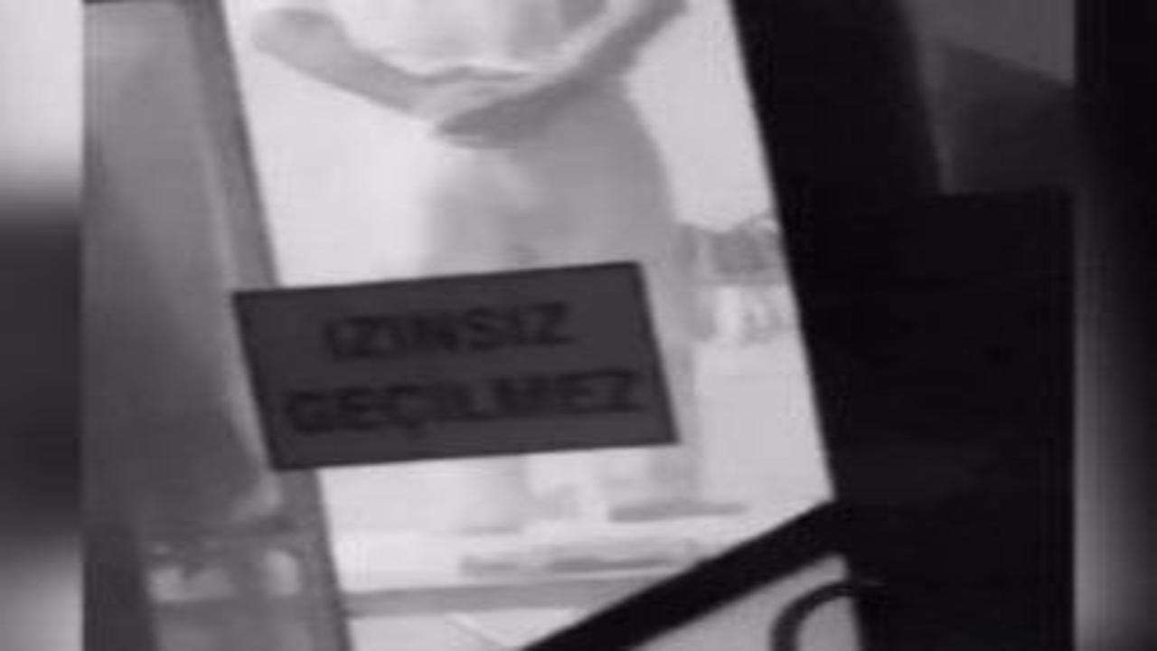 Tatlı imalathanesinde iğrenç manzara: Ayağıyla hamuru çiğnedi! Belediye harekete geçti