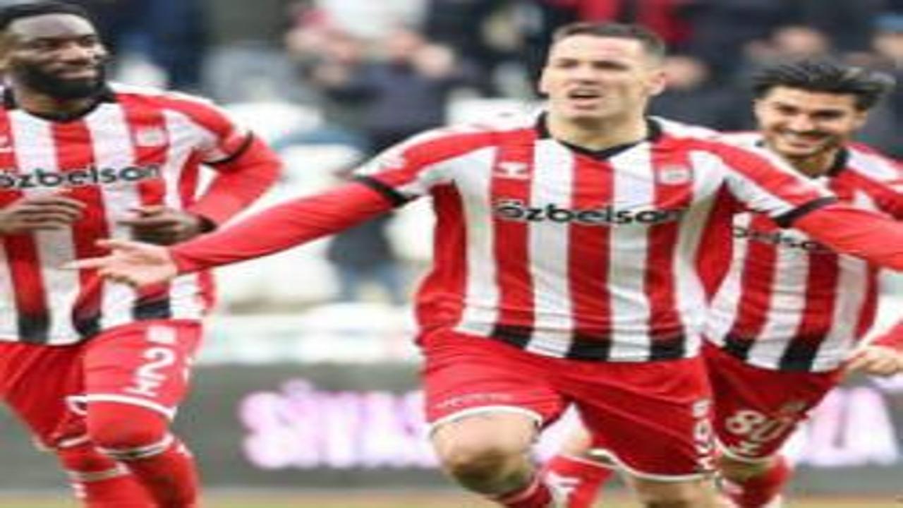 Sivasspor'da korkutan kaza! Takımın yıldızı Rey Manaj trafik kazası geçirdi