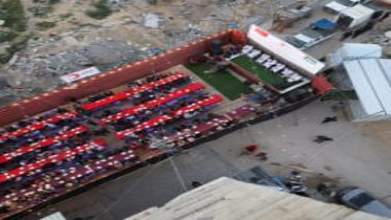 Türk Kızılay, Gazze’de yerinden edilen Filistinlilere iftar programı düzenledi