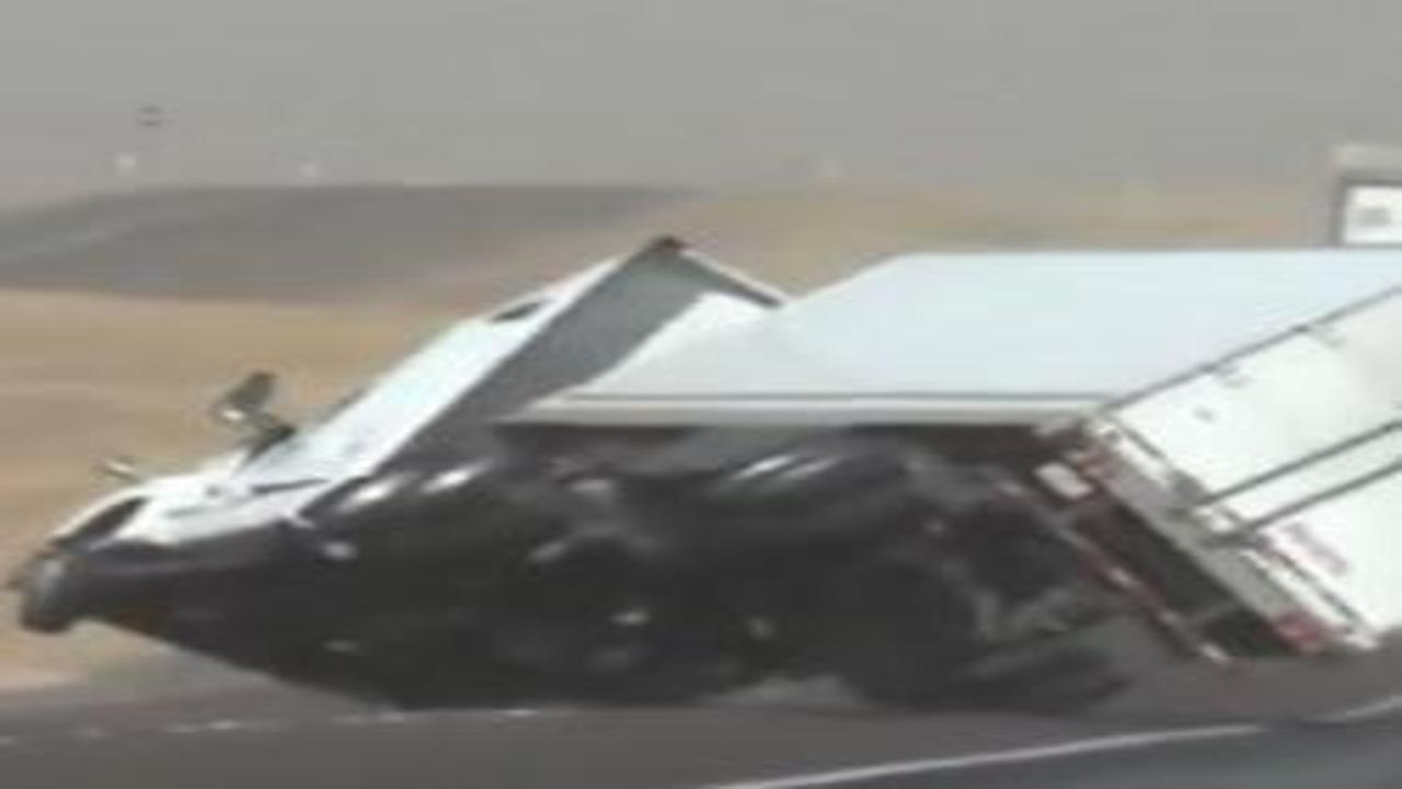 Teksas'ta fırtına dehşeti: Rüzgar devasa tırı oyuncak gibi devirdi