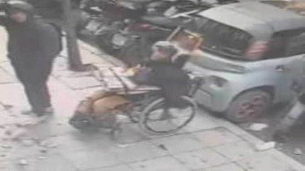 Yolda yürürken başına sıva parçaları düşen çocuk yaralandı!