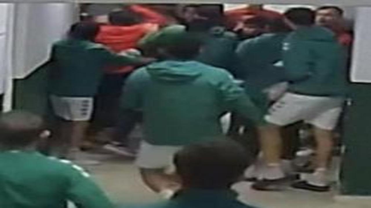 Tokalaşmak için elini uzattı, yumruk yedi! Futbolcu kramponla darp edildi