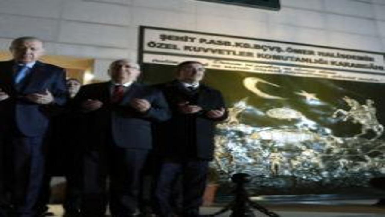 Cumhurbaşkanı Erdoğan, Ömer Halisdemir'in şehit olduğu noktadaki anıtın önünde dua etti