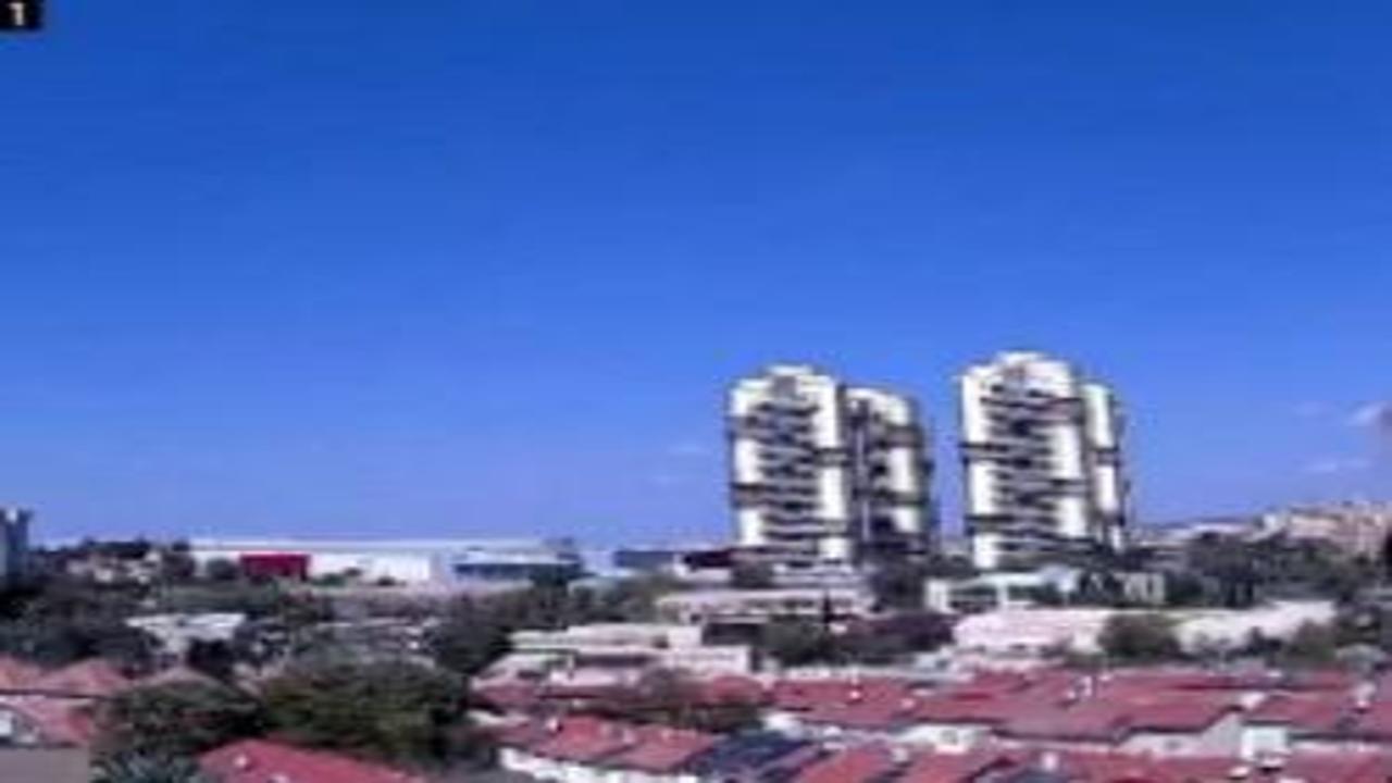 İran füzelerle İsrail'i vurmaya devam ediyor! Beerşeba'da füze düşme anı kamerada