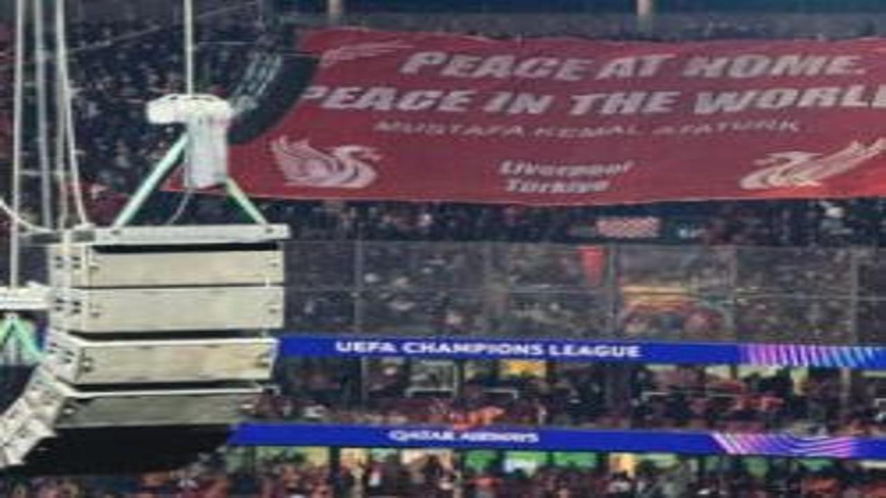 Galatasaray-Liverpool maçına damga vurdu! İngilizlerden Atatürk pankartı