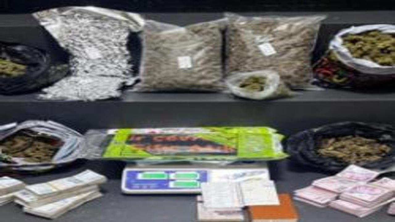 İzmir narkotik ekiplerinden zehir tacirlerine dev darbe: 10 şüpheli tutuklandı