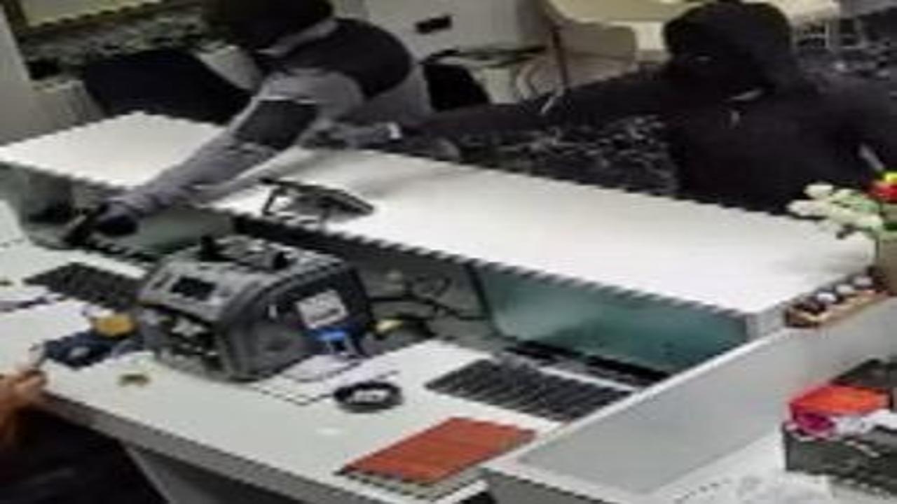 Kuyumcu, soygunu çay kazanını fırlatarak önlemeye çalıştı; o anlar kamerada