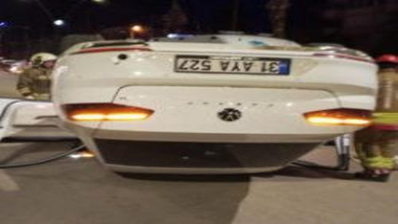 Motosiklete çarpan otomobil takla atarak ters döndü: 2 yaralı