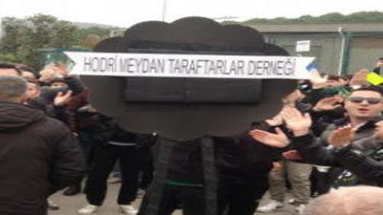 TFF önüne siyah çelenk bıraktılar! "Bu düzen değişecek"