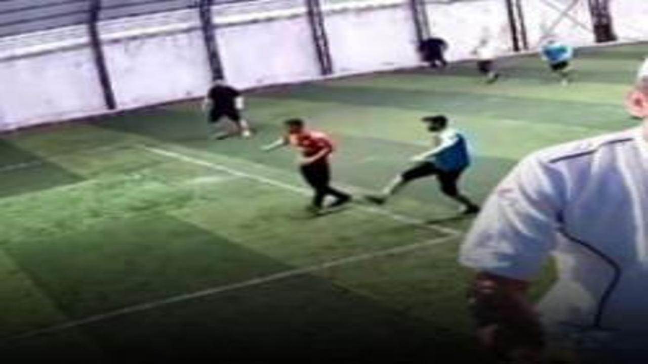 Halı sahada facia: Göğsüne çarpan top canından etti