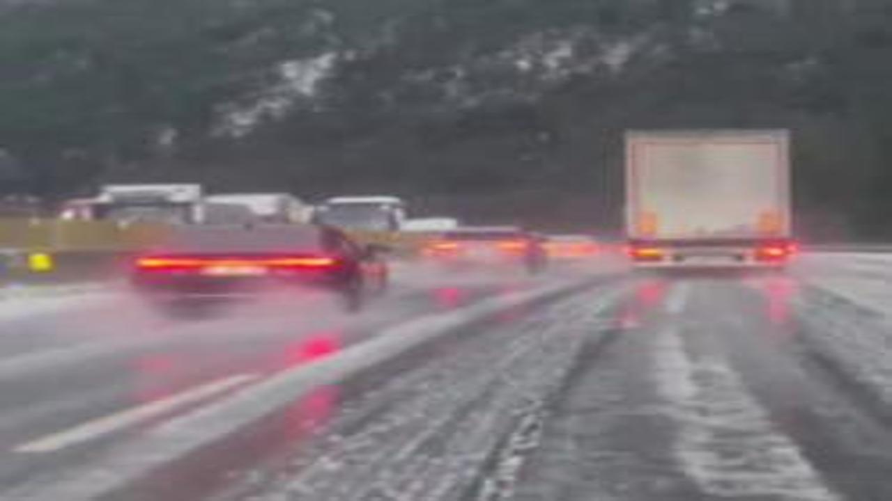 Adana'da dolu yağdı, ulaşım aksadı