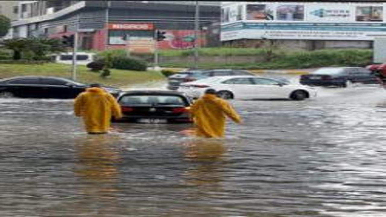 Adana'yı sağanak vurdu! Yollar göle döndü