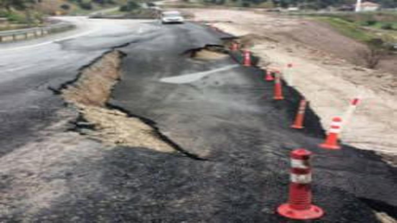 Aydın'da toprak kayması; kara yolu ikinci kez çöktü
