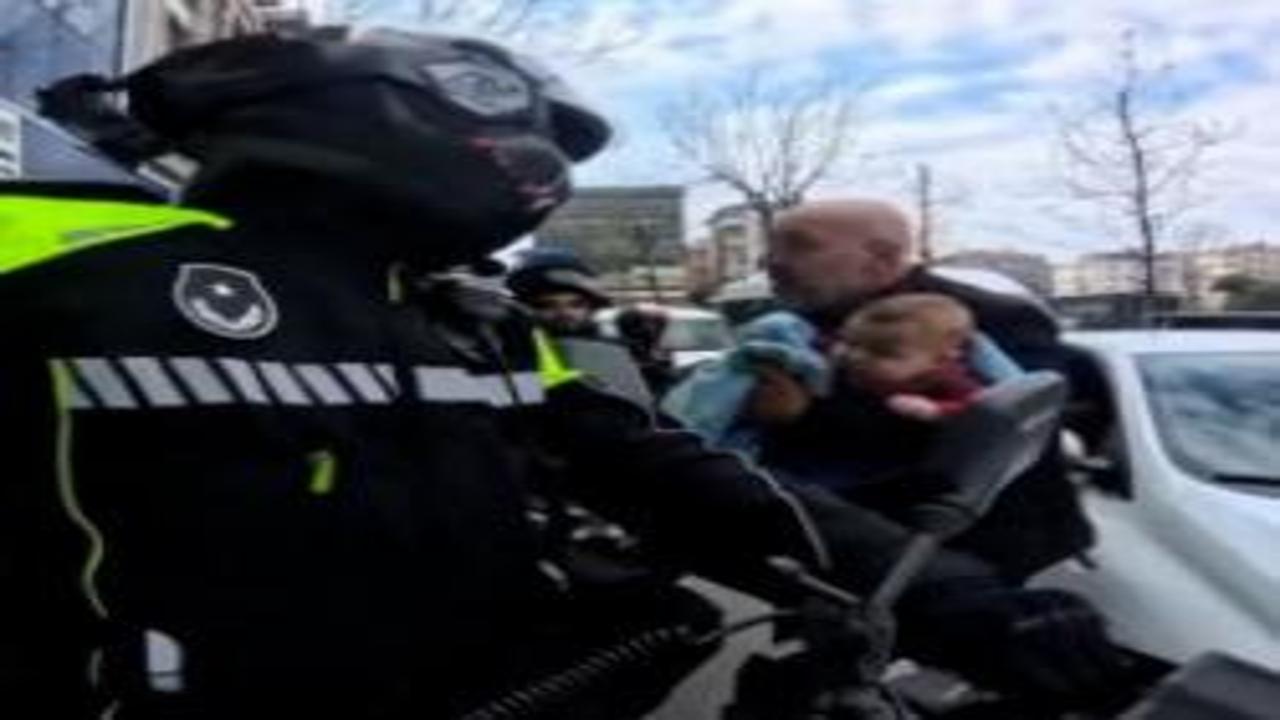 Bahçelievler'de motosikletli zabıta memuru yaralı bebeği hastaneye yetiştirdi