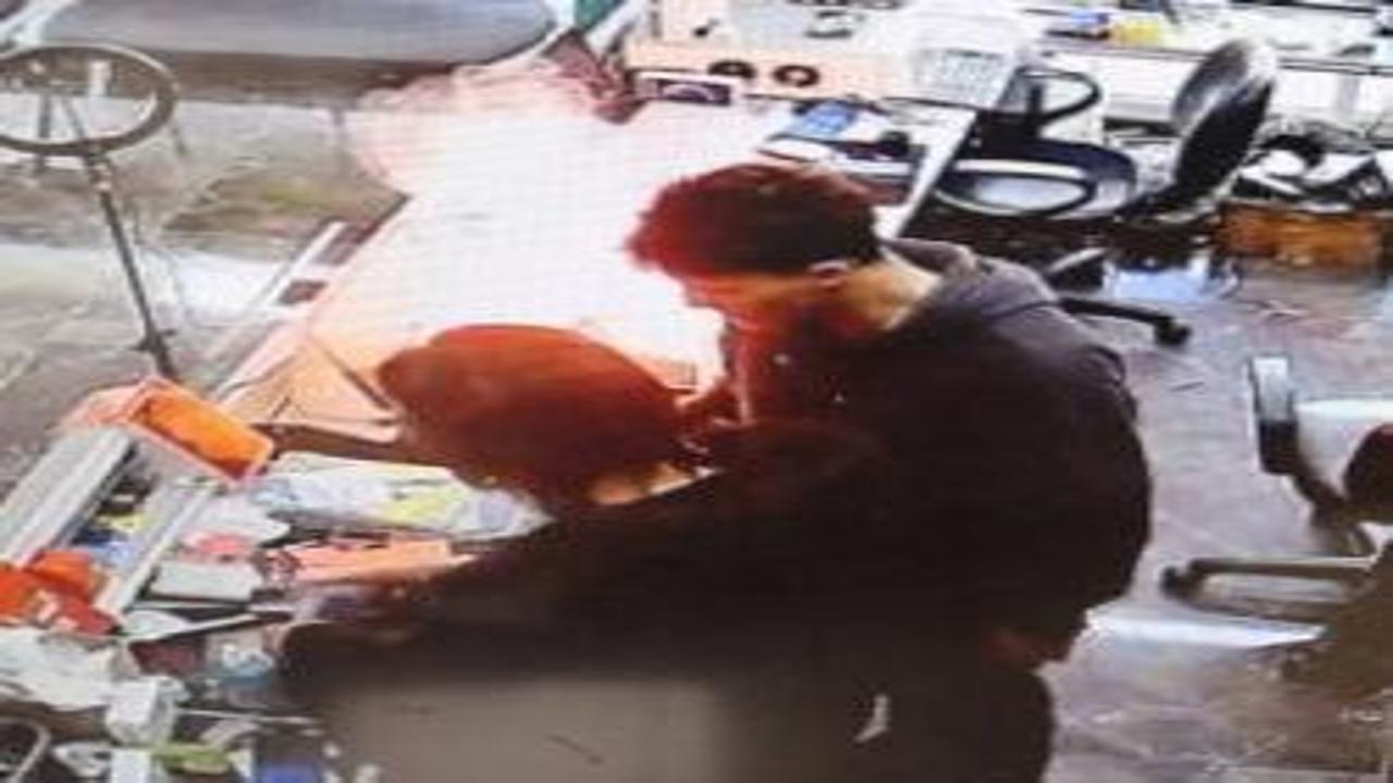 Bir anda alev aldı: Cep telefonu patlama anı kamerada