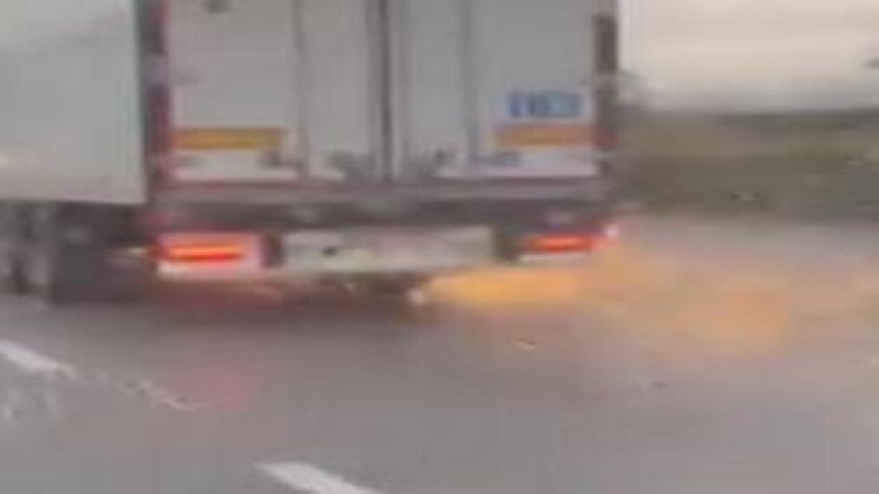 Bursa'da korku dolu anlar, direği deviren TIR olay yerinden kaçtı