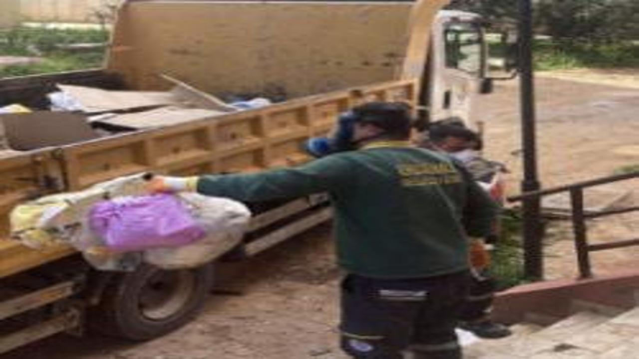 Gaz maskesiyle girdiler! Yaşlı kadının evinden 7 kamyon çöp çıktı