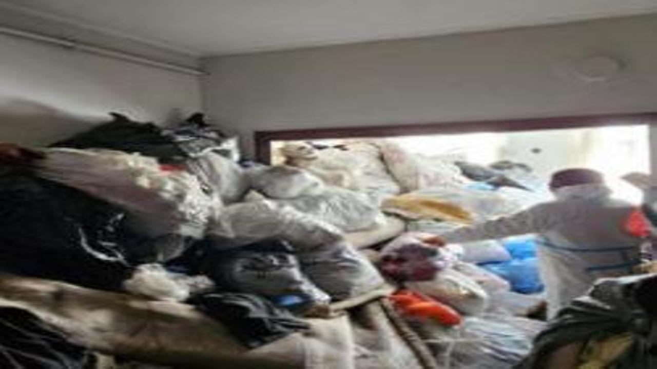 Eve giren ekipler şoke oldu! Mahkeme karar verdi, evden 4 kamyon çöp çıkartıldı!