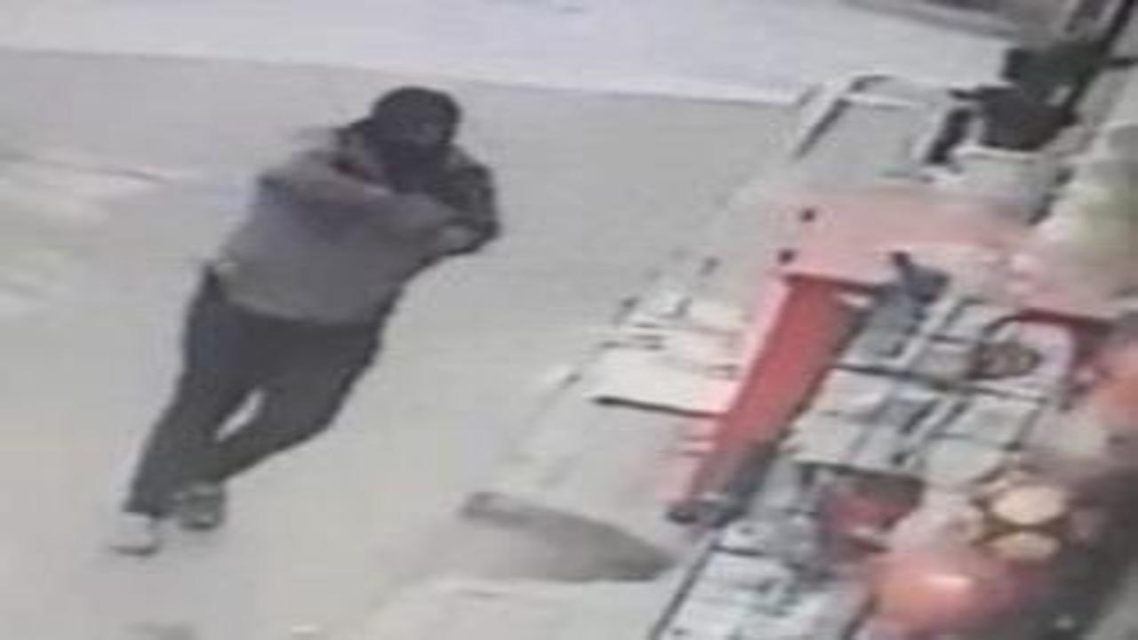 Fatih’te ilginç soygun girişimi: Oyuncak silahla bakkalı bastı