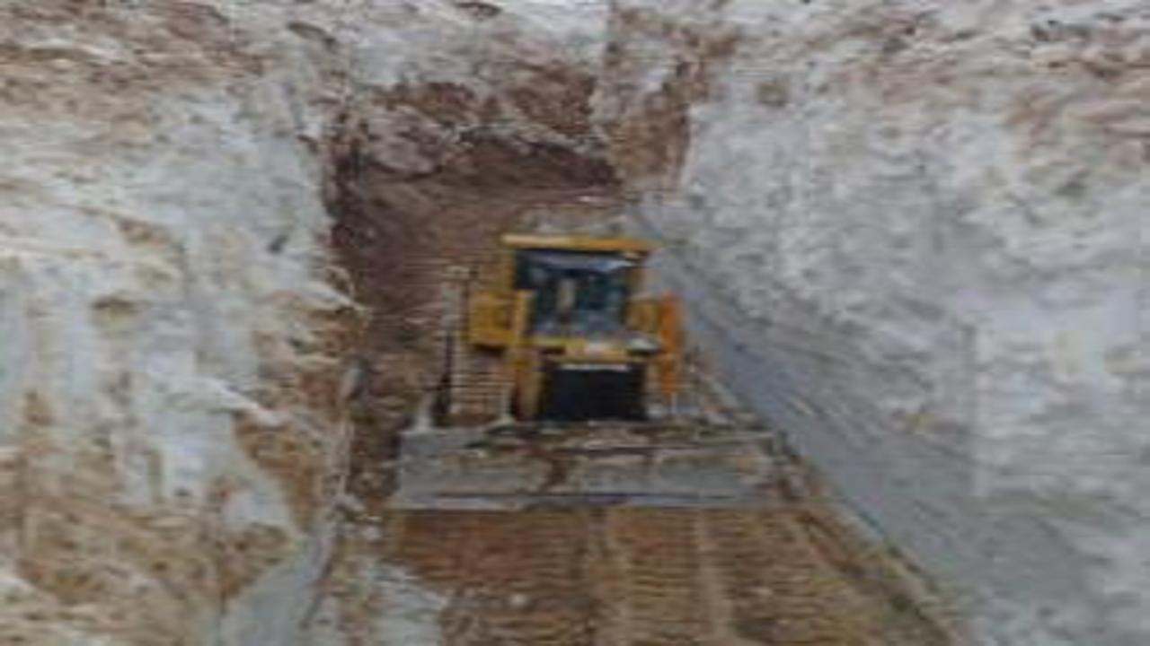 Gören dönüp  bir daha bakıyor! 8 metrelik kar tüneli şaşkınlık yarattı