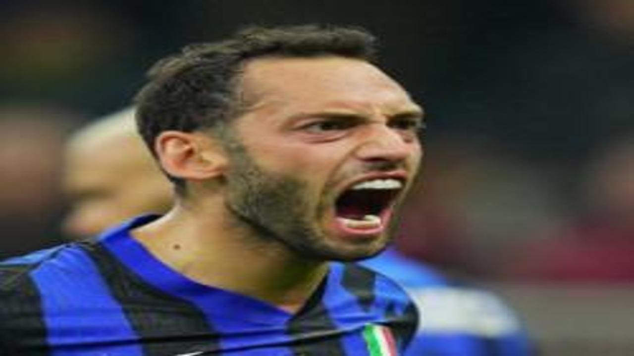 Hakan Çalhanoğlu Inter ile Serie A şampiyonu oldu!