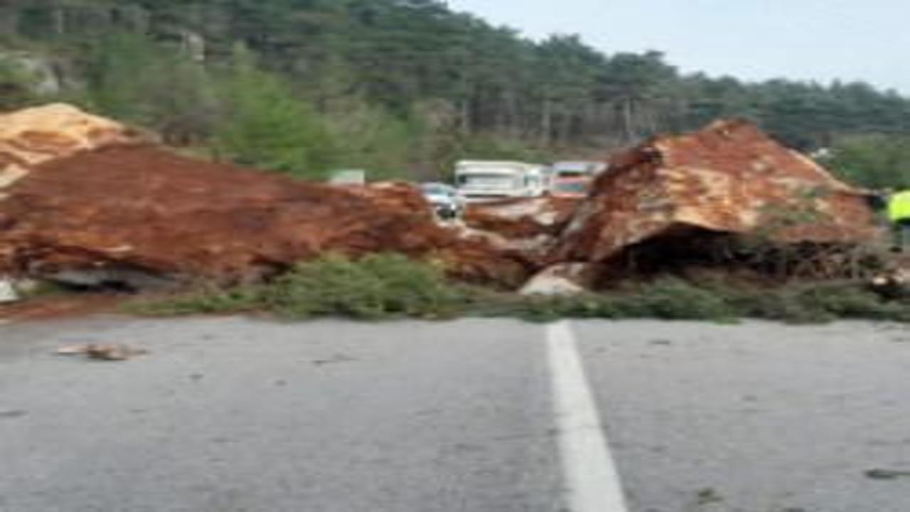 Heyelan nedeniyle kapanmıştı: 2 ili birbirine bağlayan kara yolu açıldı!