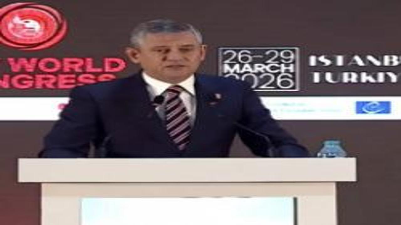 Özgür Özel, metresiyle otelde yakalanan başkanı savundu: Dimdik ayaktayız