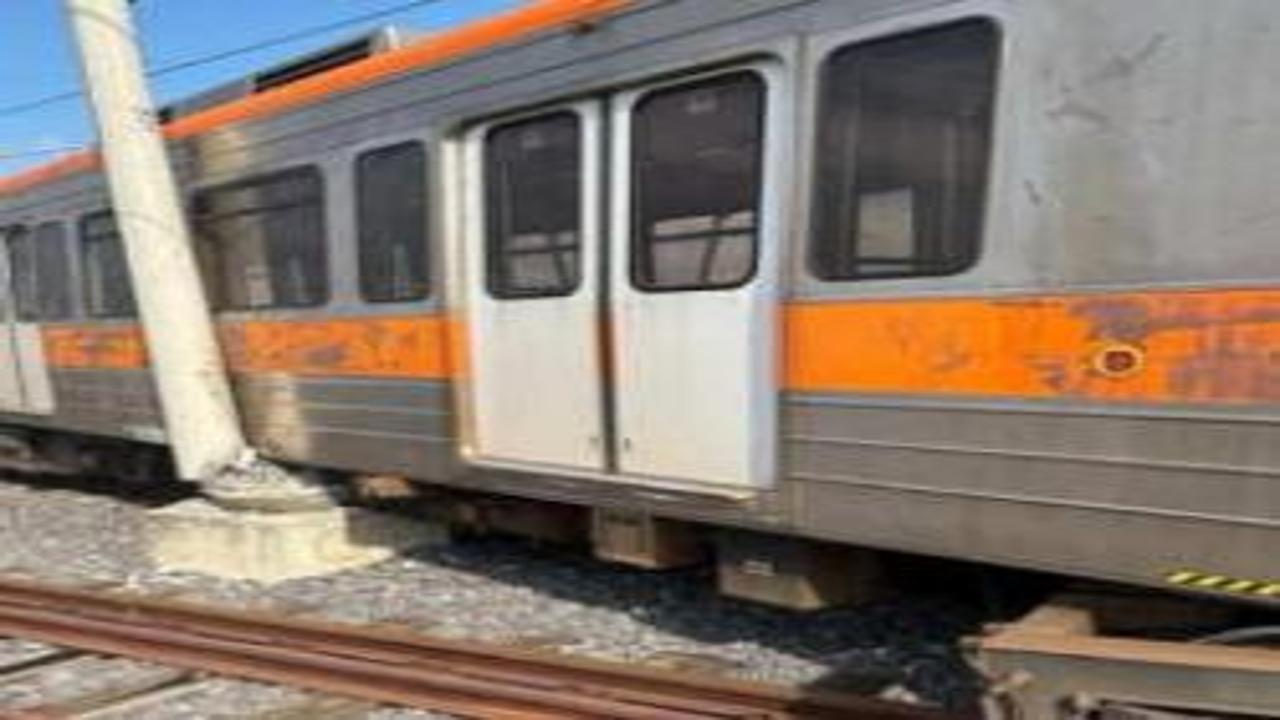 Metro raydan çıktı, direğe çarptı! Yolcular tahliye edildi