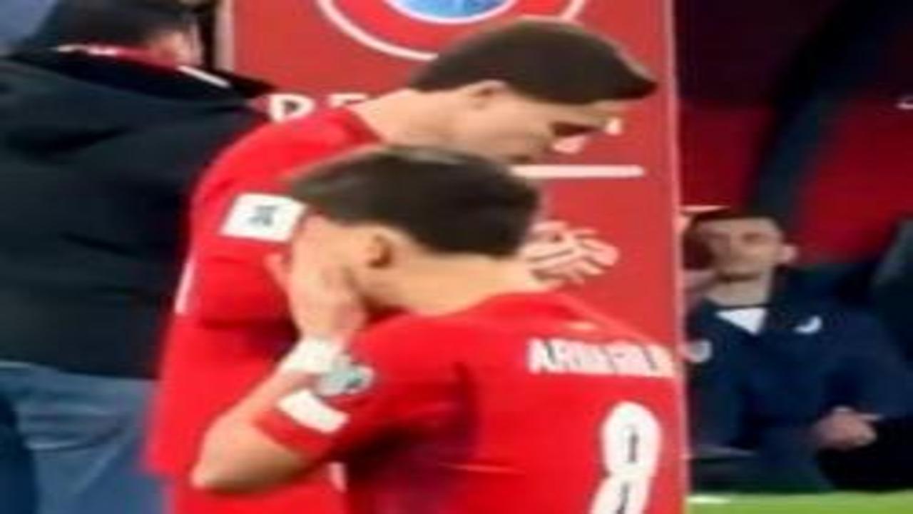 Romanya maçı öncesi dikkat çeken anlar: Arda dua etti, Kenan sünneti uyguladı