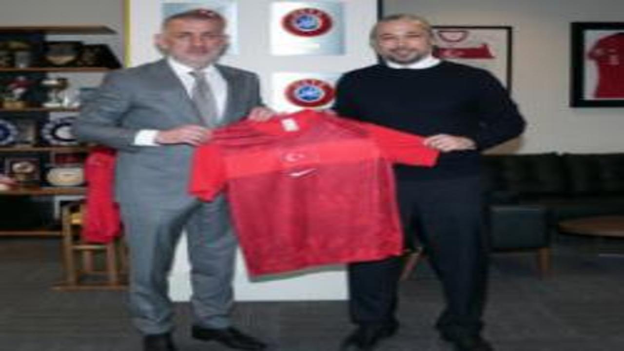 Son Dünya Kupası'nın kahramanıydı! Efsane formayı TFF'ye hediye etti
