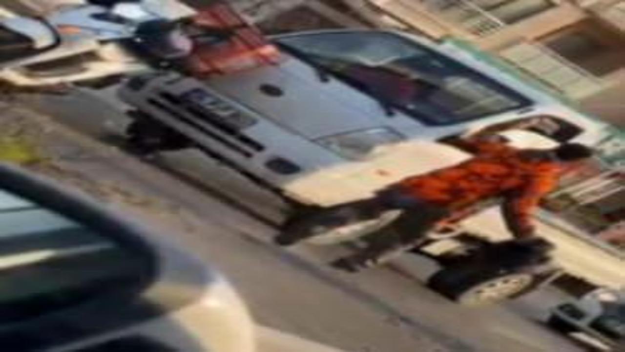 Tartıştığı sürücünün camını kaskla kırdı! O anlar kamerada