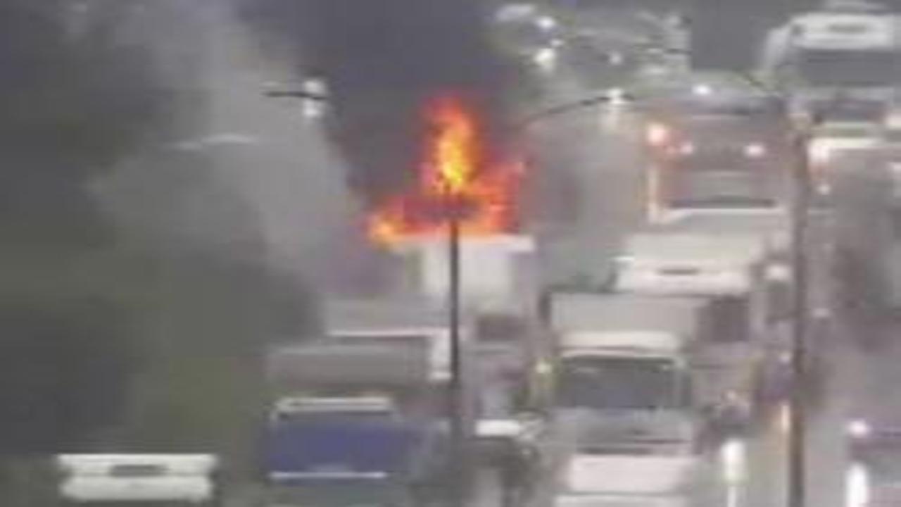 Tuzla TEM Otoyolu’nda TIR kupası alev alev yandı