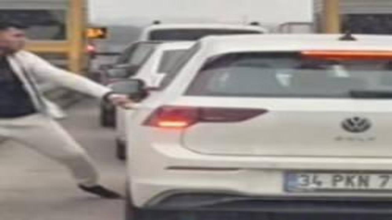 Tır sürücüsü otomobile saldırdı! Gişelerde dehşet