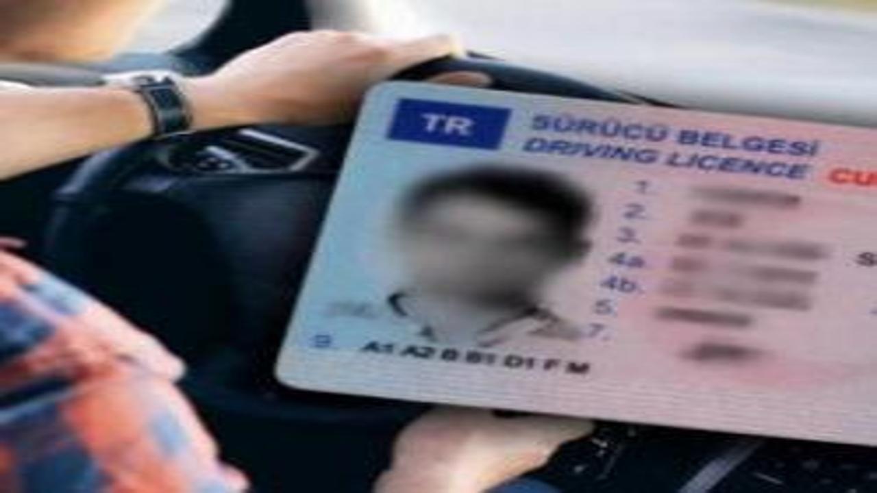 Trafikte yeni kural: 2 defa bakarsanız ehliyetiniz elinizden alınacak!
