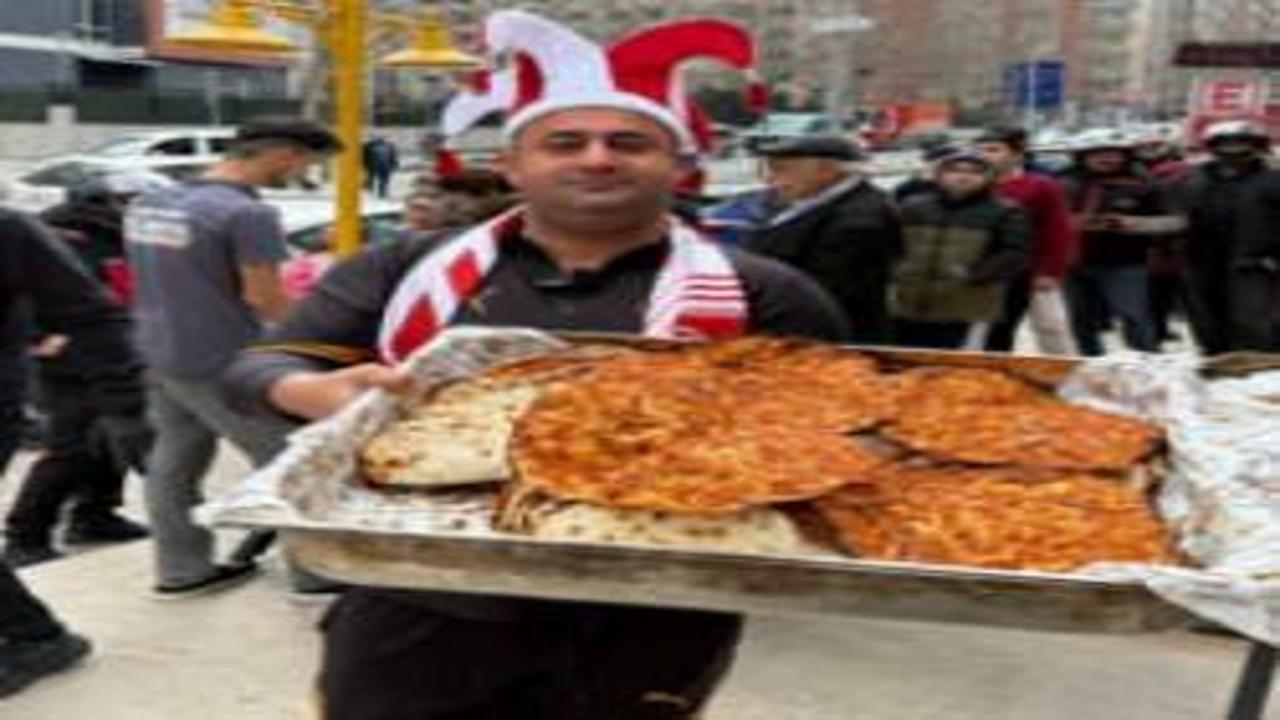 Türkiye maçı kazanırsa 'bin lahmacun dağıtacağım' demişti! Sözünü tuttu
