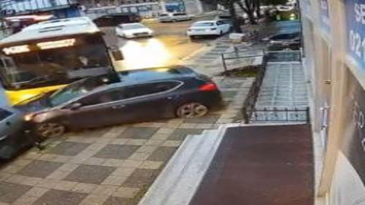 Ümraniye'de İETT otobüsü park halindeki otomobillere çarptı; kaza kamerada