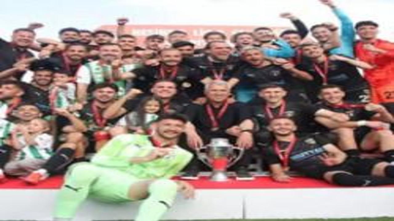 Zirve mücadelesi veriyordu! Şampiyon hoca 1-0'lık yenilginin ardından istifa etti